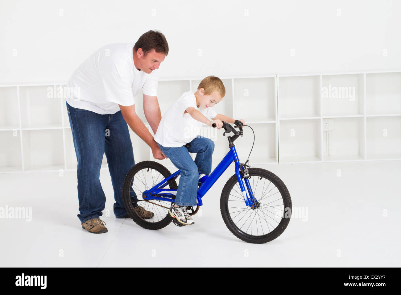Vater Sohn beizubringen, wie man Fahrrad fährt Stockfoto