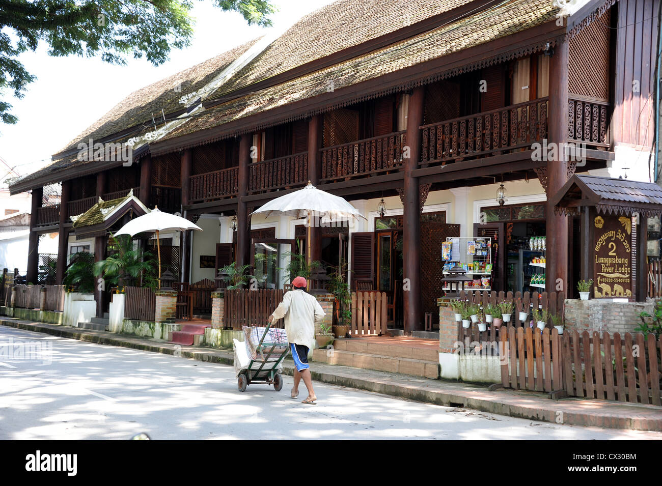 Riverfront touristischen Geschäfte und Gasthäuser entlang des Mekong. Luang Prabang Stockfoto