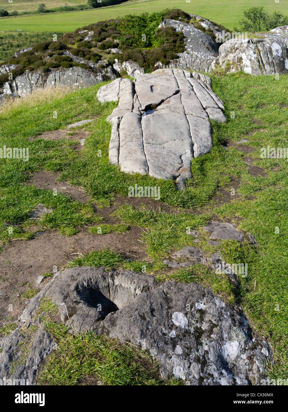 dh Kilmartin Glen DUNADD ARGYLL Schalenstein und Fußabdruck Dunadd Burgberg Crag Fort Dalriada Stockfoto