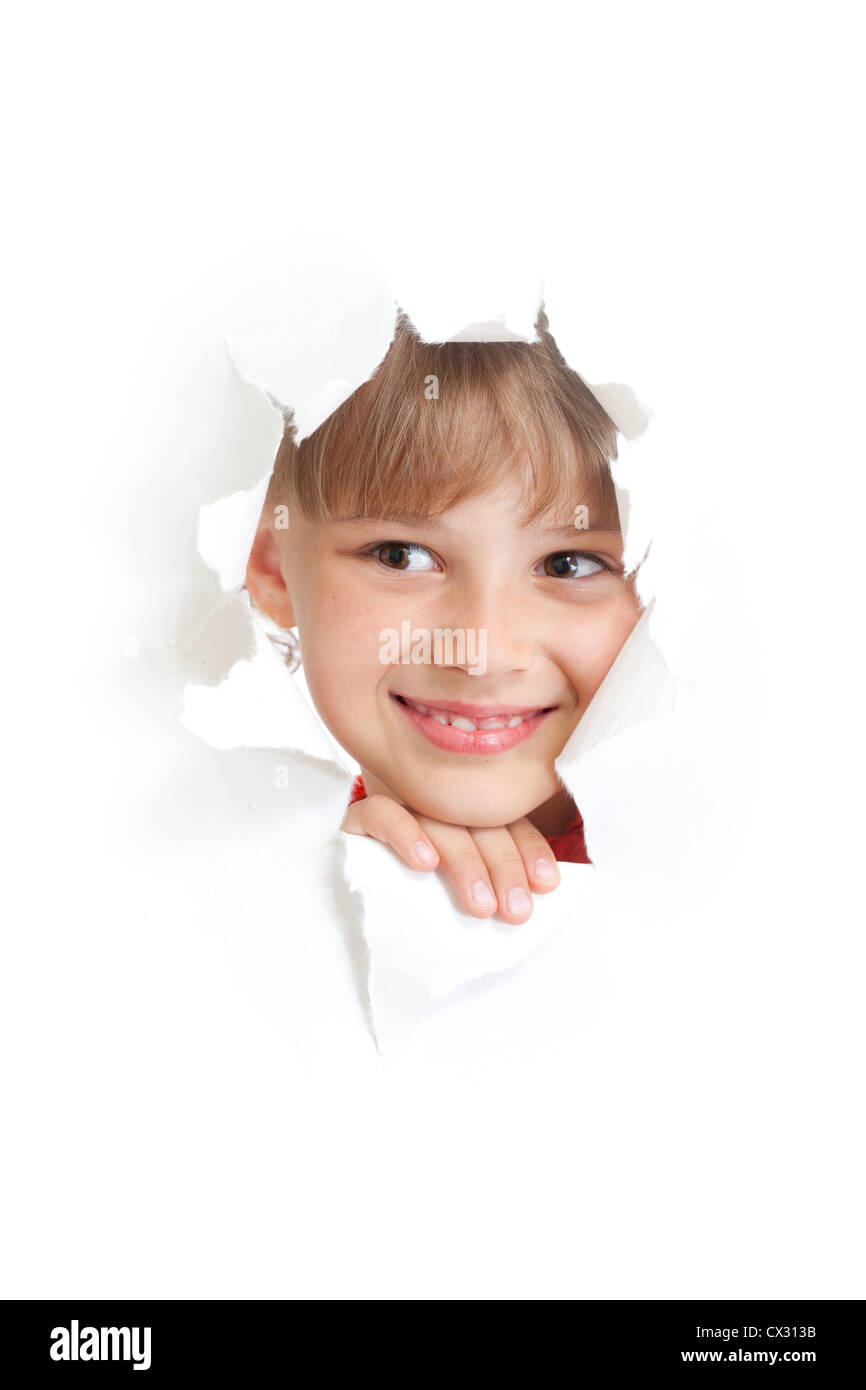 glückliches Kind oder Kind lächelndes Gesicht in zerrissenes Papier Loch isoliert Stockfoto