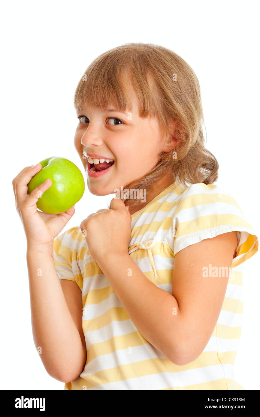 Schulmädchen-Porträt Essen von grünem Apfel, isoliert Stockfoto