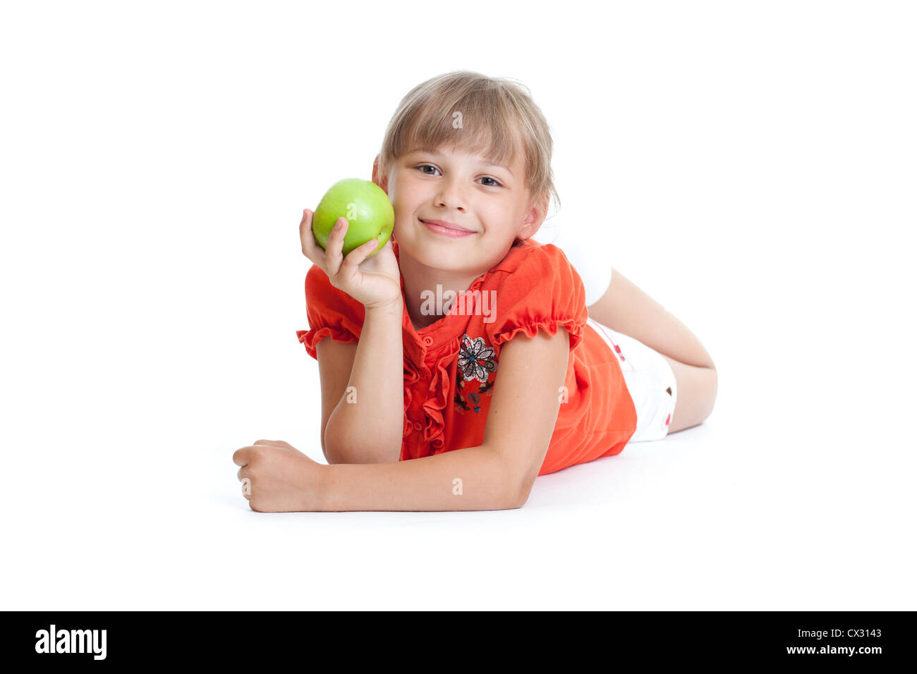Schulportrait Mädchen Essen von grünem Apfel, isoliert Stockfoto