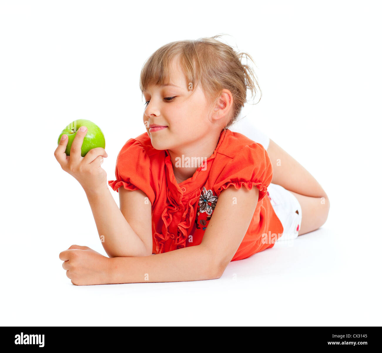 Schulportrait Mädchen Essen von grünem Apfel, isoliert Stockfoto