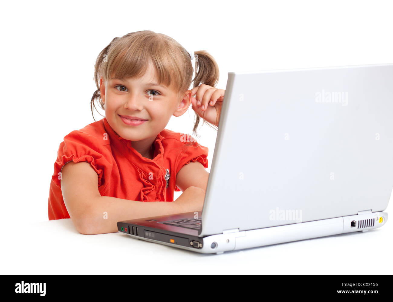lächelnde Schulmädchen sitzen am Notebook schauen direkt in die Kamera, die isoliert auf weiss Stockfoto