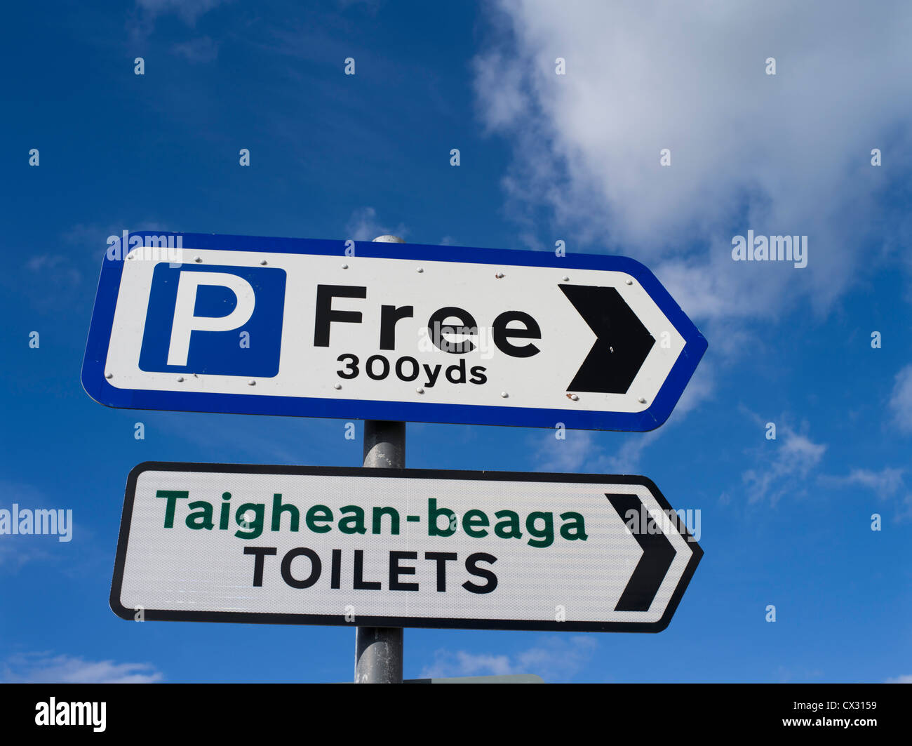 dh WC-Schilder WEGWEISER UK zweisprachiges Schild schottland drei Wege Um zu sagen, öffentliche Toiletten gälische Sprachdienste Stockfoto