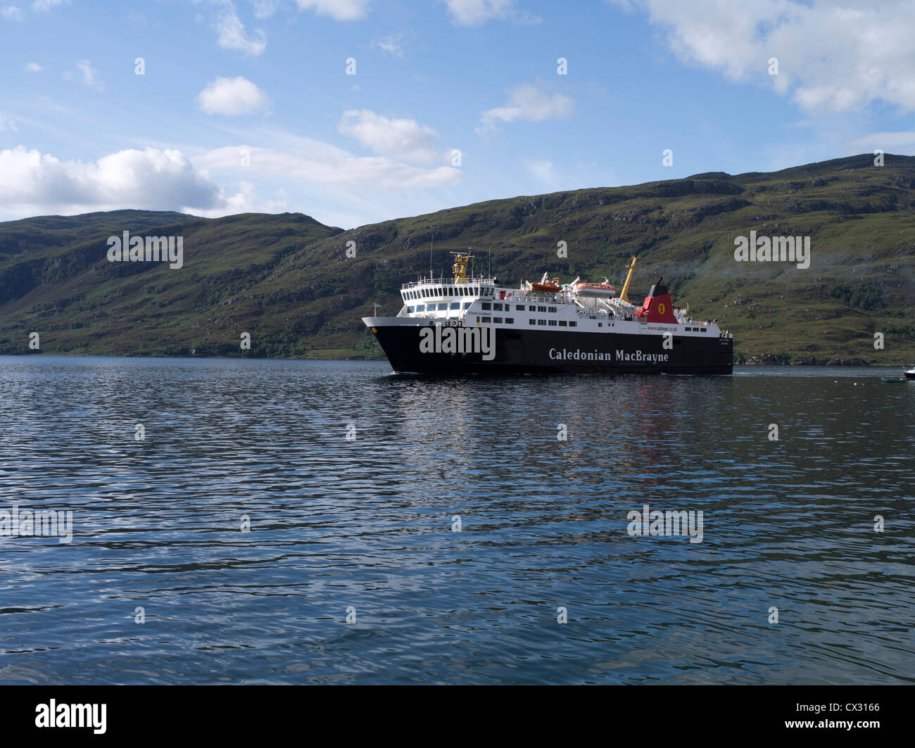 dh Loch Broom schottland ULLAPOOL ROSS CROMARTY Äußere Herbrides Fähre Isle of Lewis Ankunft calmac schottische Inselfähren Segelboot Stockfoto