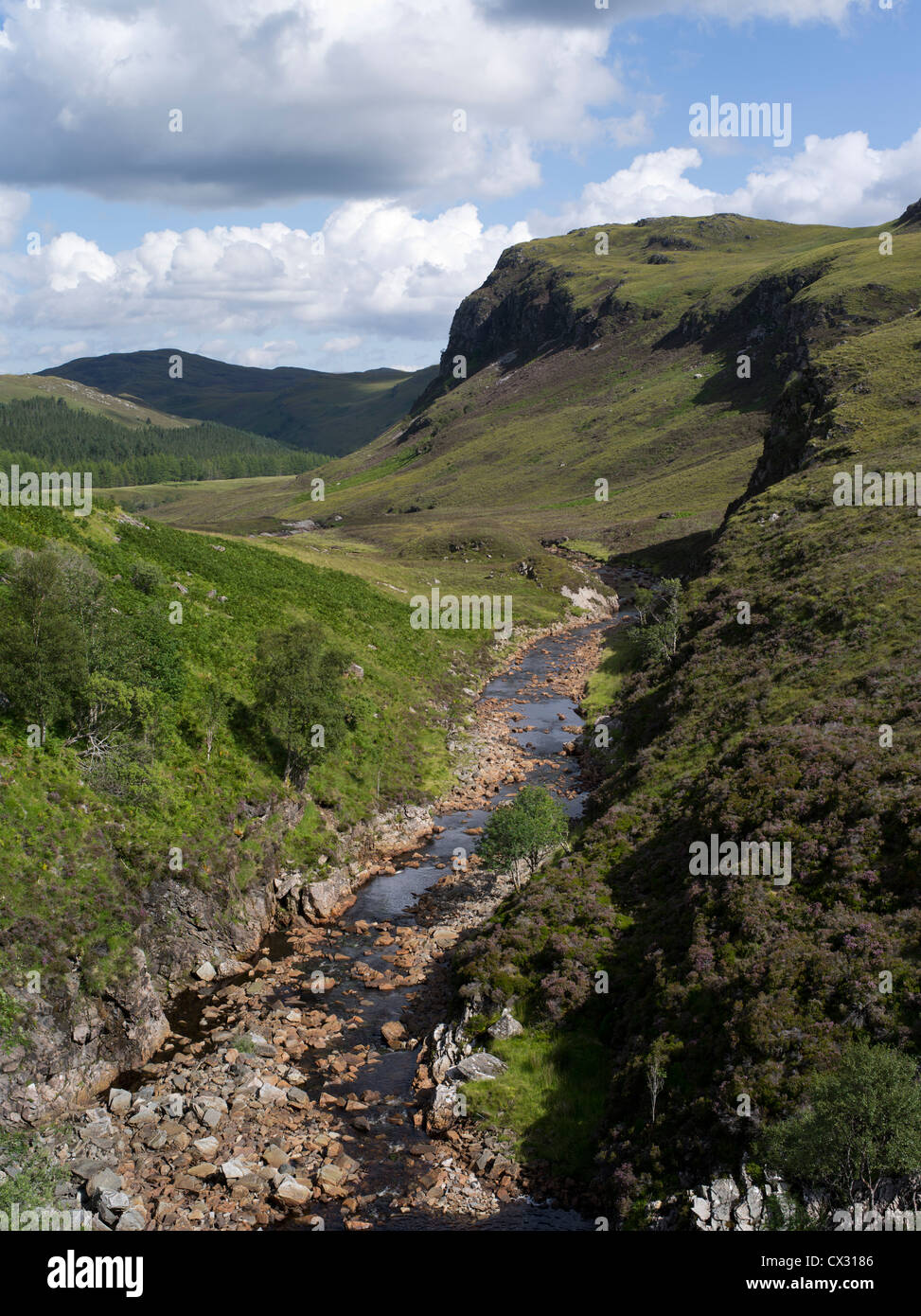 dh glen DUNDONNELL RIVER SUTHERLAND Scottish Highland Scenic glen Mountain Country Stream Highlands scotland Landscape Countryside Stockfoto