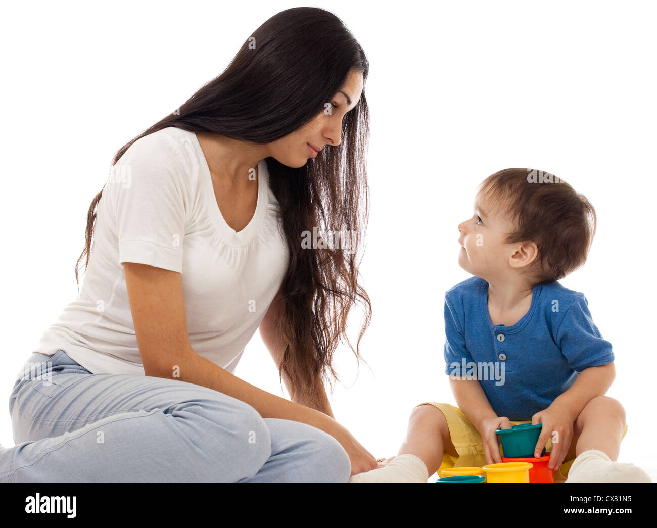 Mutter und Sohn blickt unverwandt auf einander isoliert auf weiss Stockfoto