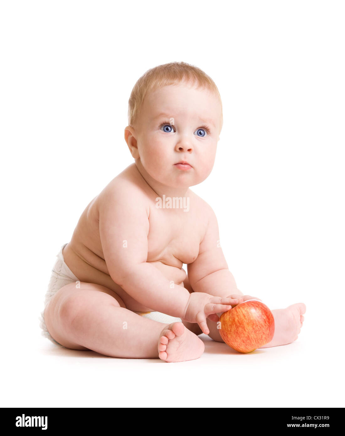 Baby Junge isoliert sitzt mit Apfel Stockfoto