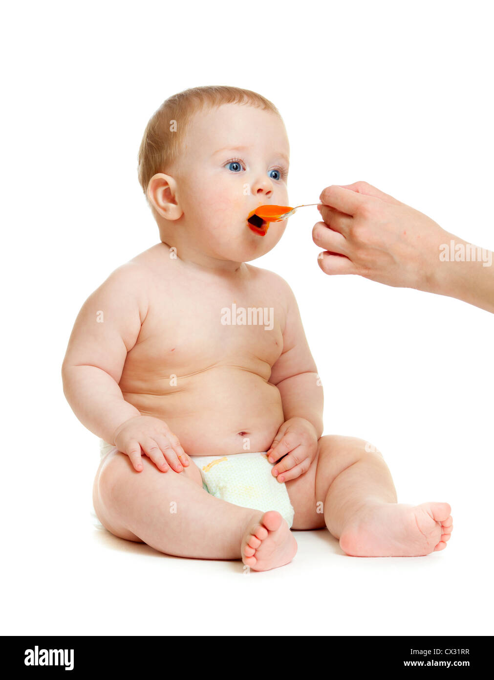 Baby Boy Fütterung isoliert auf weiss Stockfoto