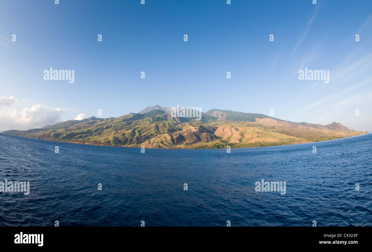 Die Insel Sangeang mit einem Twin Peak Vulkan, westlich von Nusa Tenggara, Indonesien, Komodo National Park, Pazifik Stockfoto