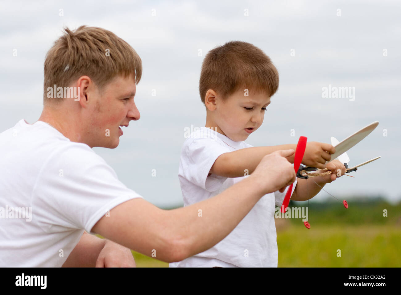 Vater und Sohn haben Spaß mit Spielzeug Flugzeugmodell im park Stockfoto