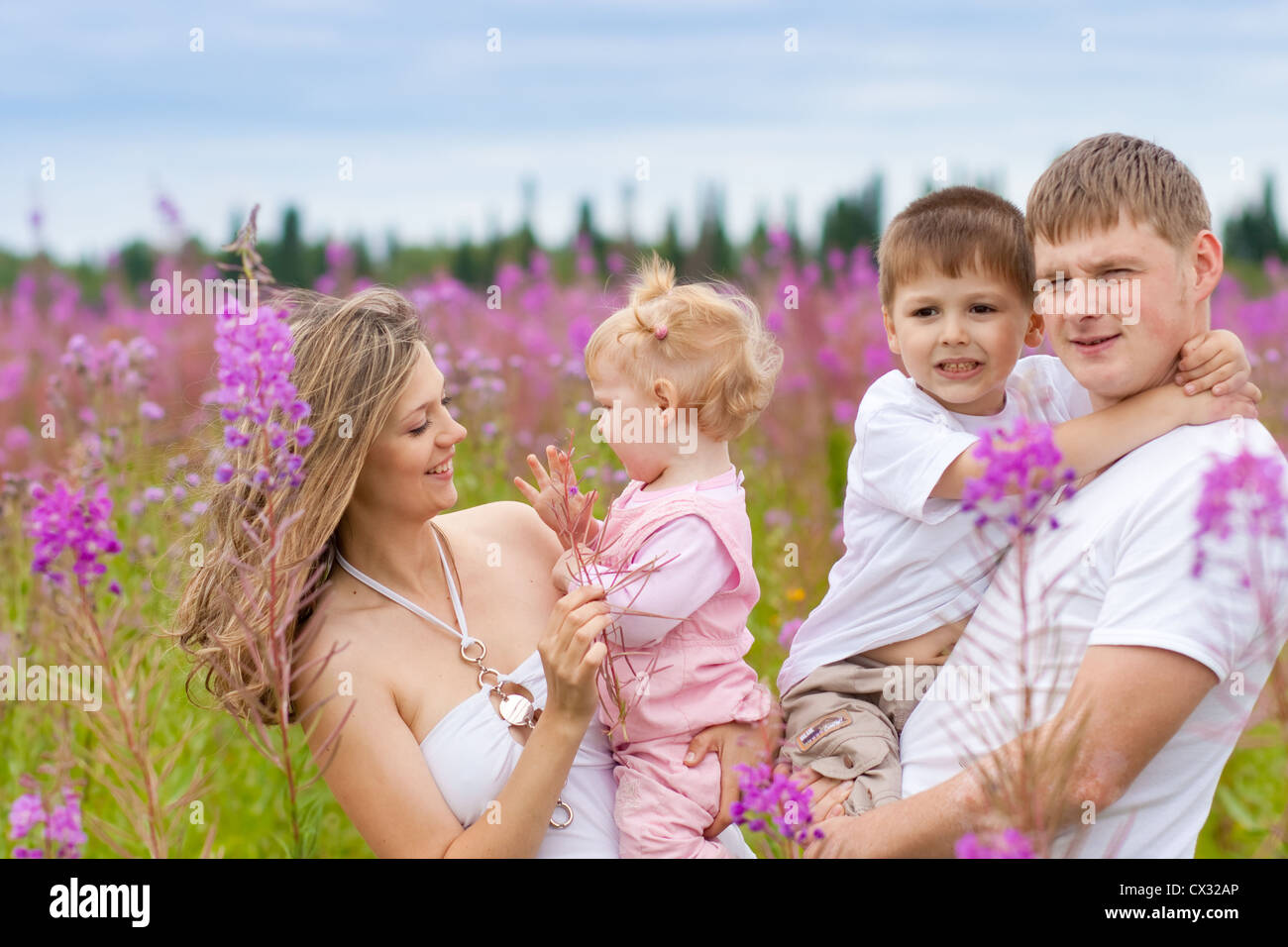 Glückliche Familie zusammen in der Wiese Stockfoto