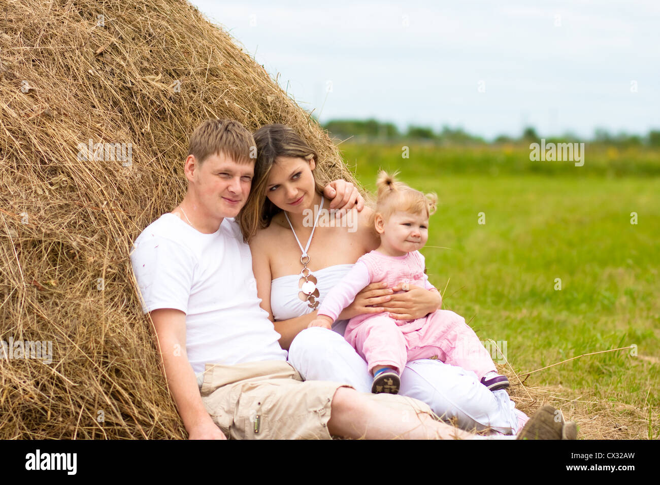 Happy Family im Heuhaufen oder Heuschober Stockfoto