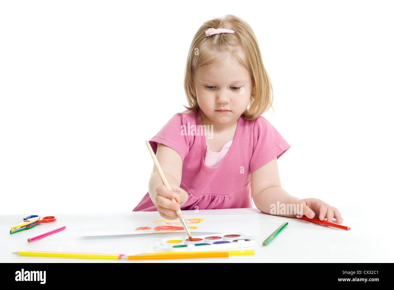 Kleines Mädchen malen mit Pinsel isoliert Stockfoto