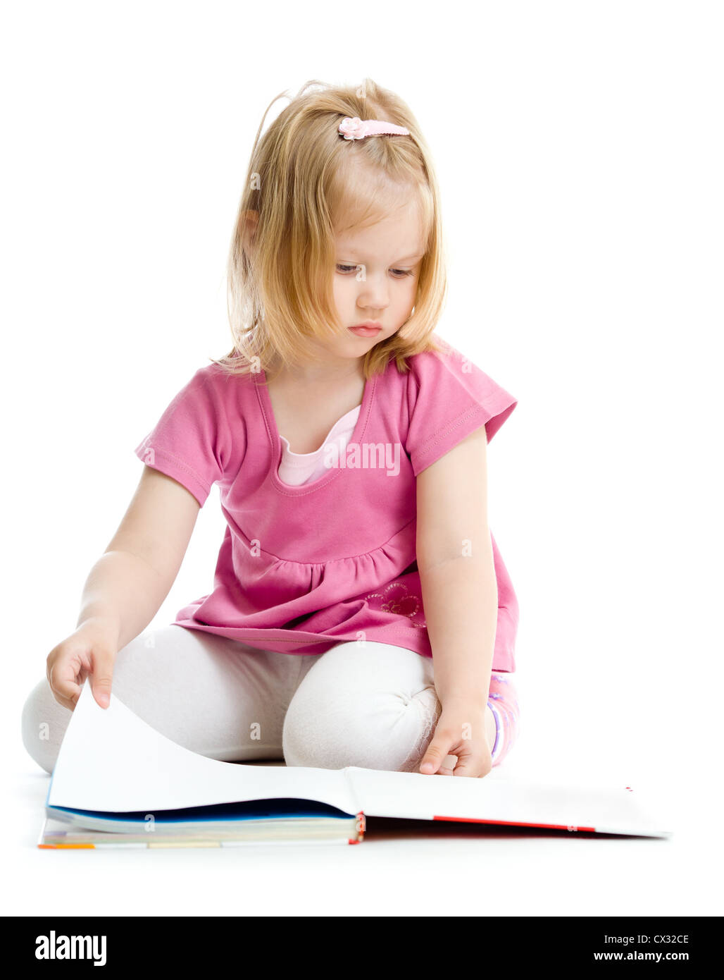 Kleines Mädchen Buch auf Boden isoliert auf weiss Stockfoto