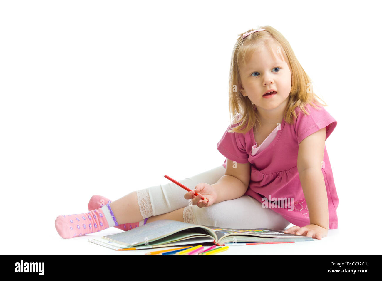 Kleines Mädchen mit roten Bleistift isoliert Stockfoto