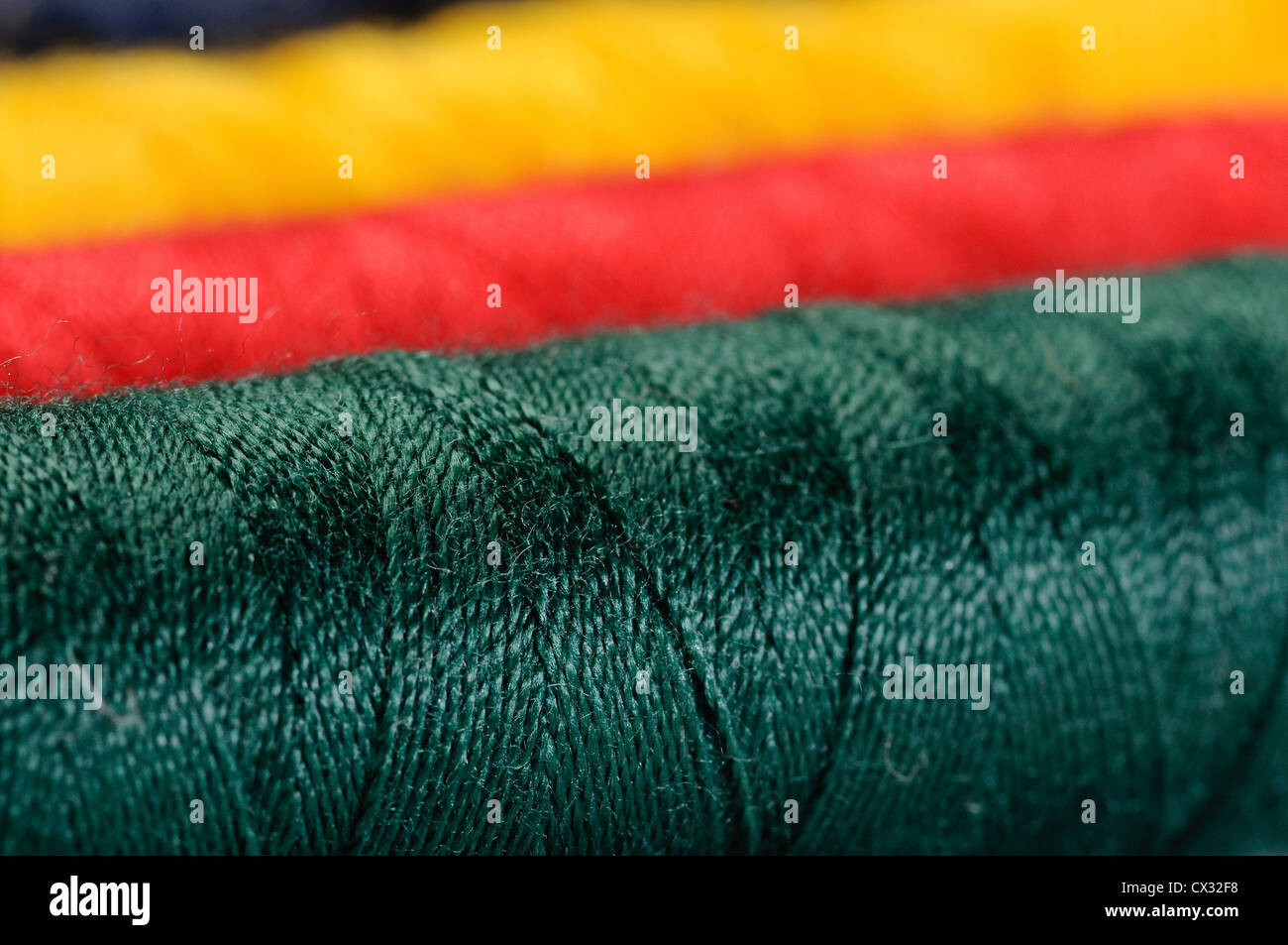 Einige Thread Hanks von verschiedenen Farben closeup Stockfoto
