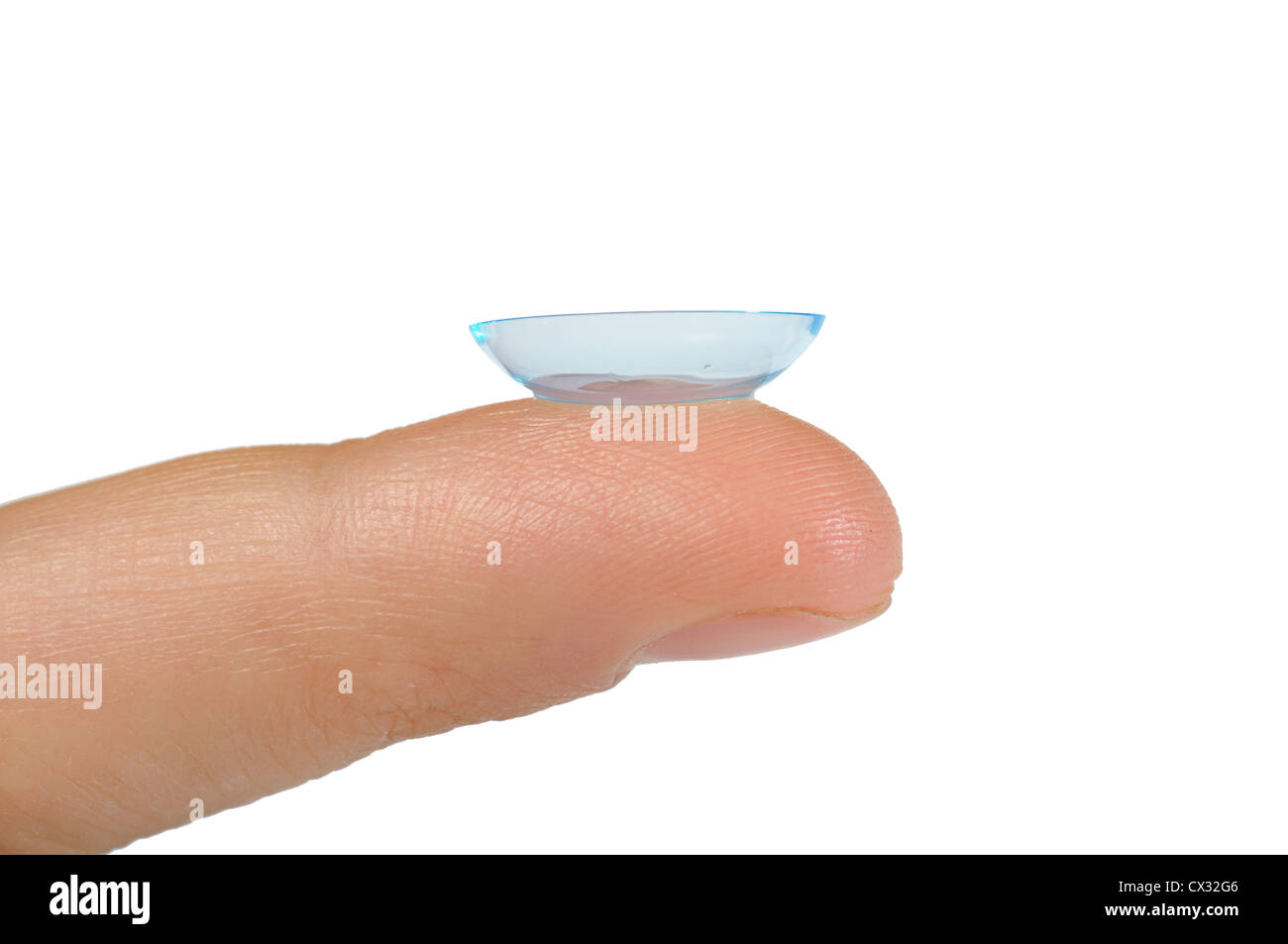Kontaktlinse in richtige Richtung am Finger isoliert gebogen Stockfoto