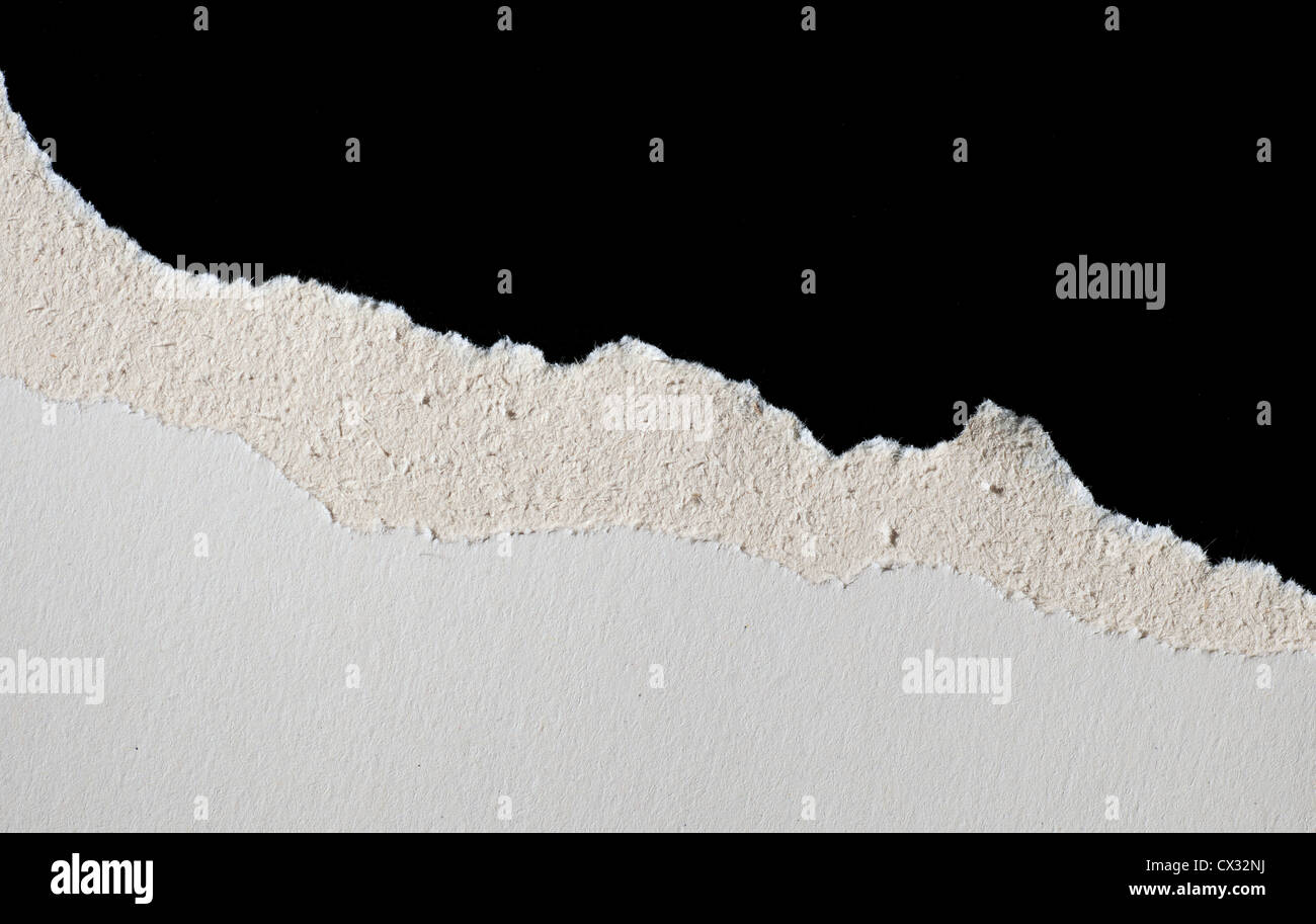 Zerrissenes Papier isoliert auf schwarz Stockfoto