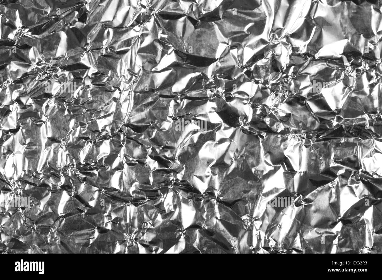 Hintergrundtextur faltige glänzende graue Folie Stockfoto