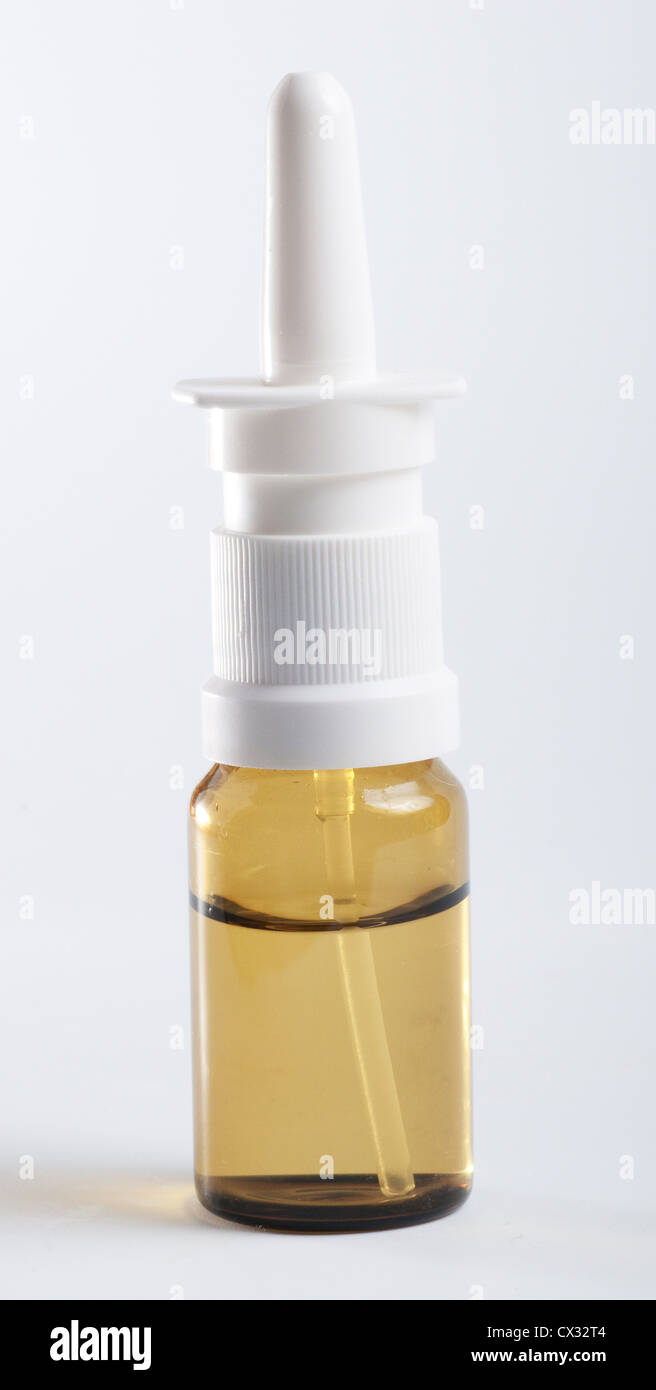 Nasenspray auf reinen weißen Hintergrund isoliert Stockfoto