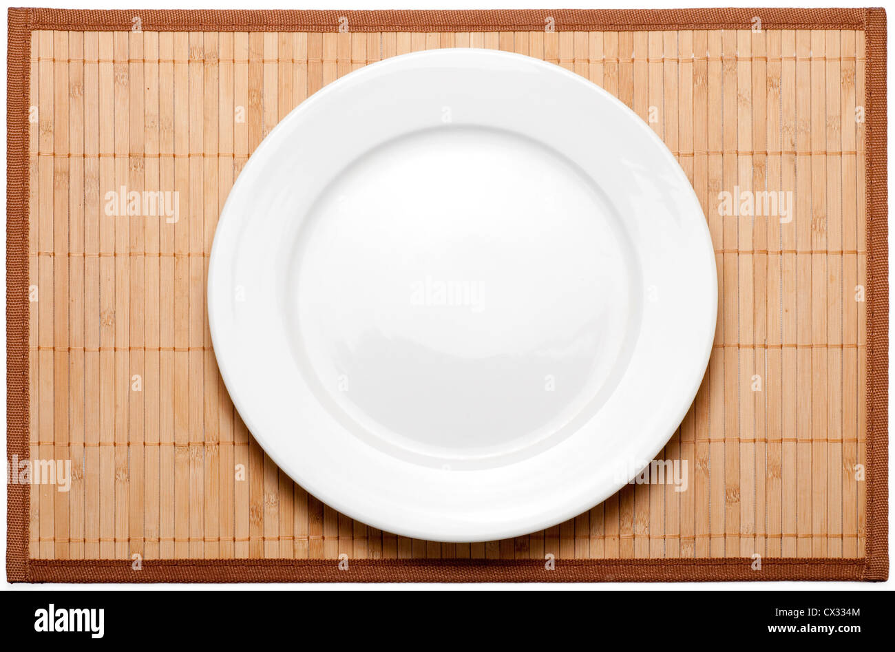 Große weiße klare Platte auf Bambusmatte Stockfoto