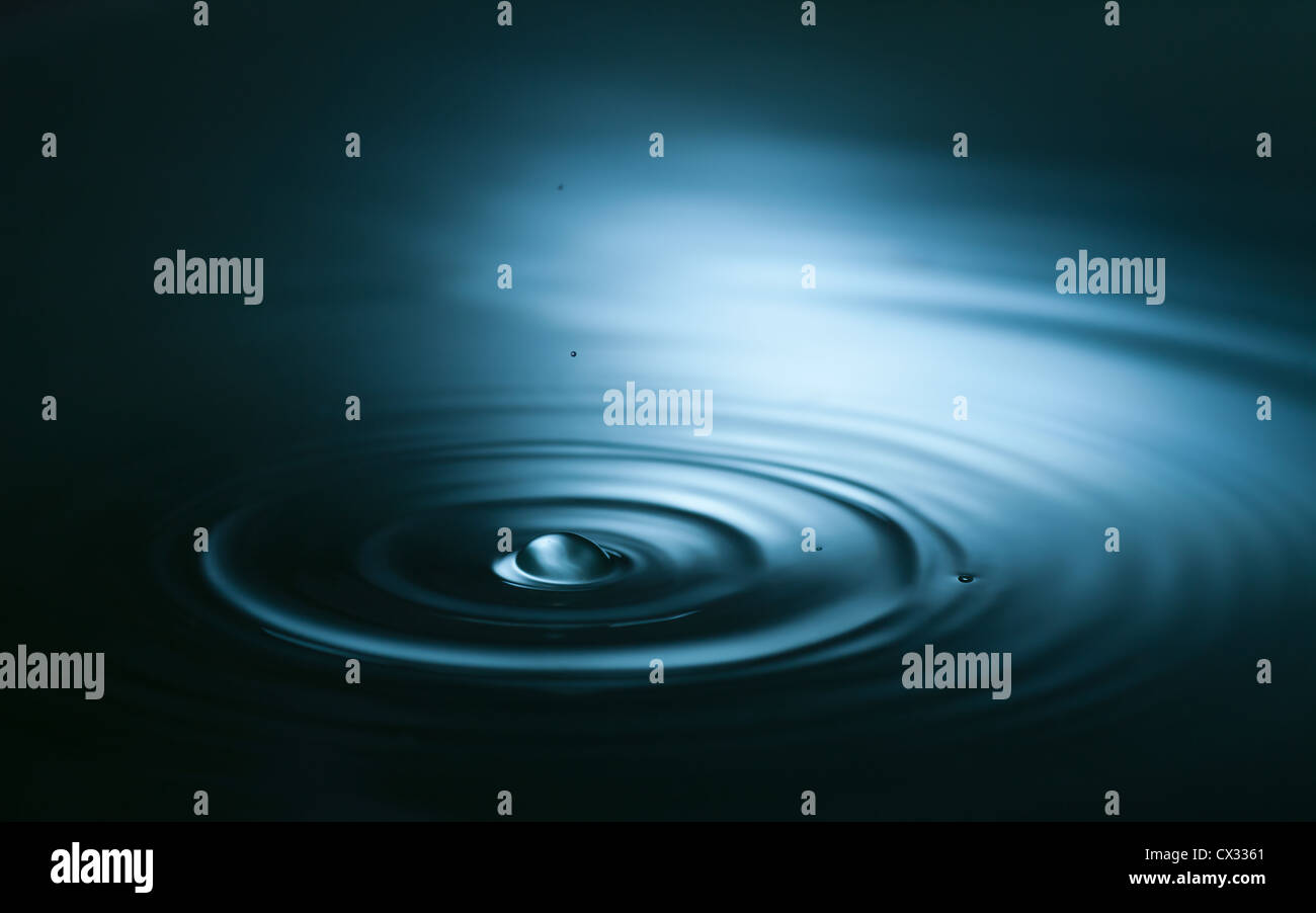Wasser Tropfen abstrakt blau Hintergrund Stockfoto