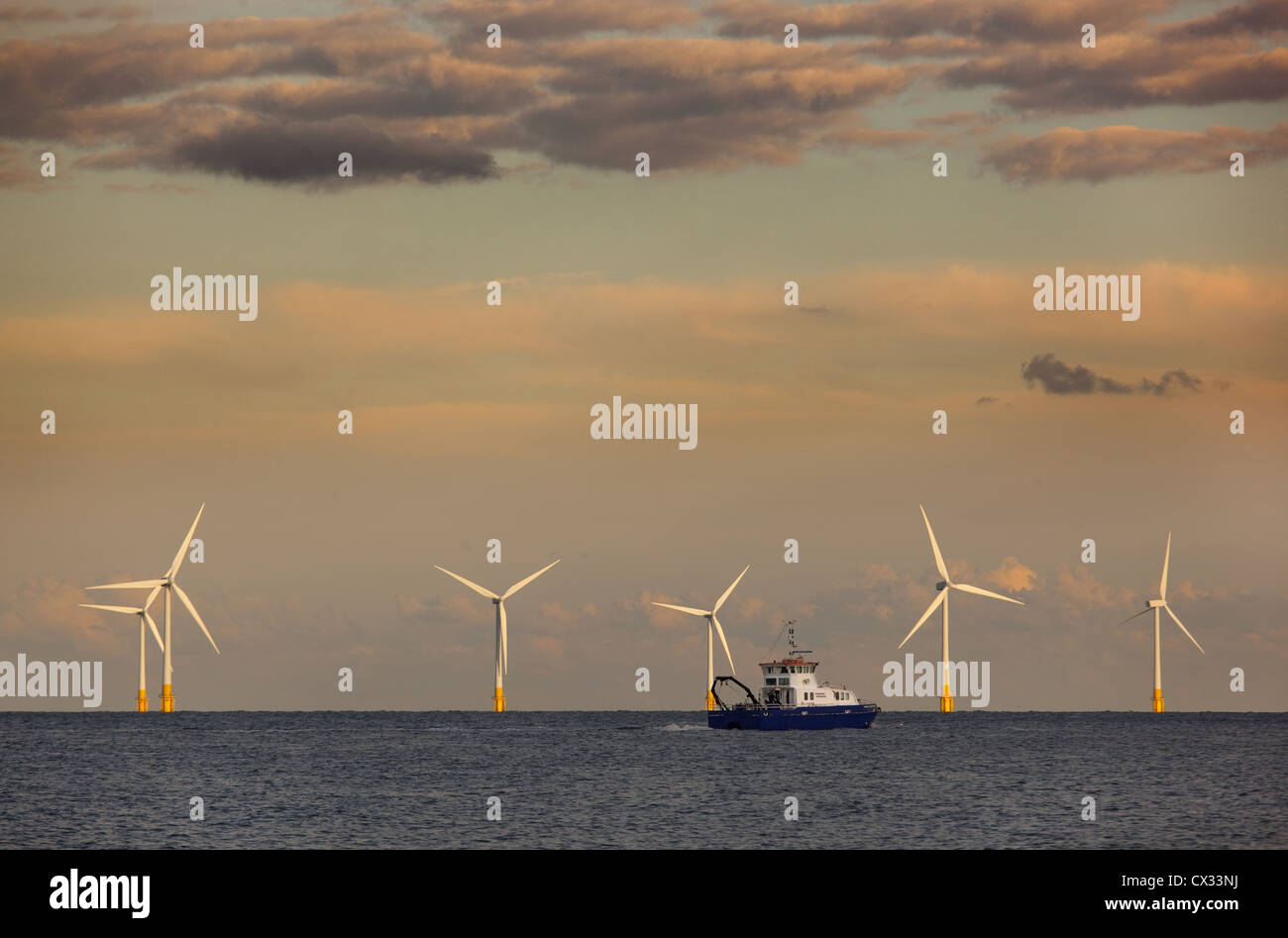 Fischerei-Schiff und Scroby Sands Windpark Caister Norfolk im September Stockfoto