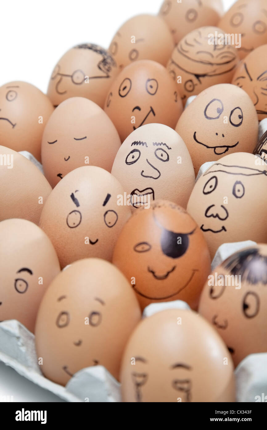 Verschiedene Gesichtsausdrücke auf braunen Eiern angeordnet im Karton gemalt Stockfoto