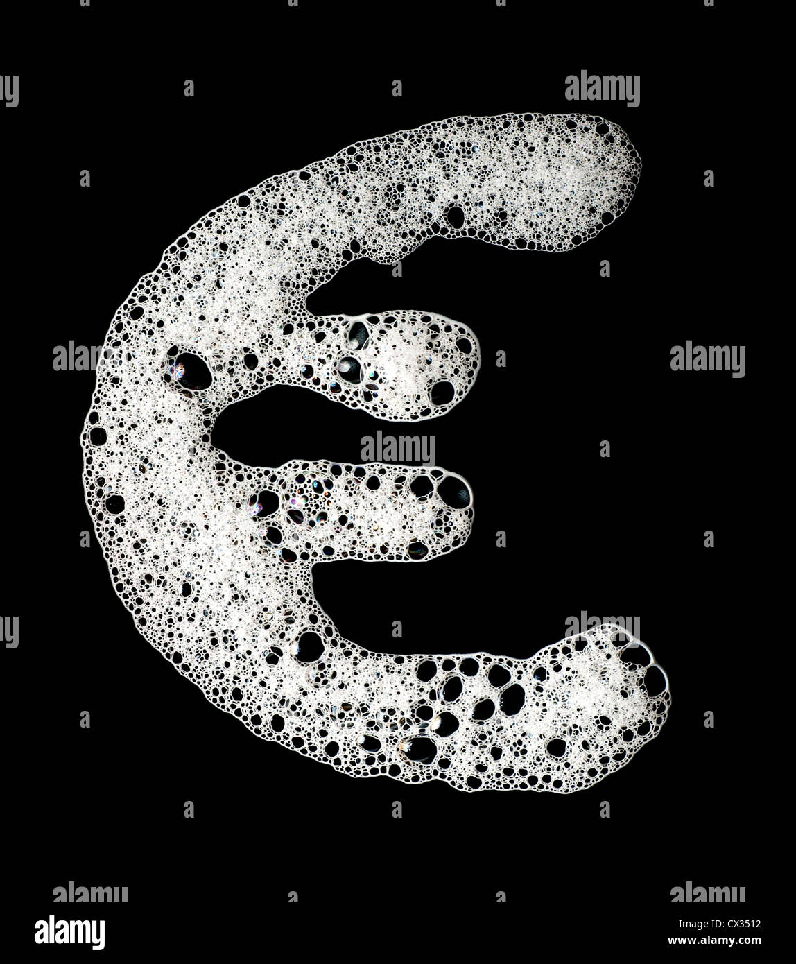 Euro-Zeichen hergestellt aus Schaumstoff isoliert auf schwarz Stockfoto