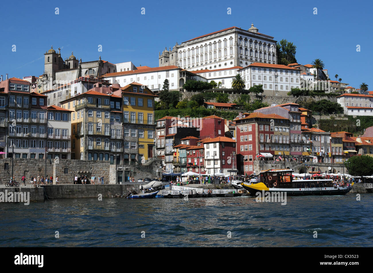Gebäude an den Ufern des Flusses Douro, Porto, Portugal Stockfoto