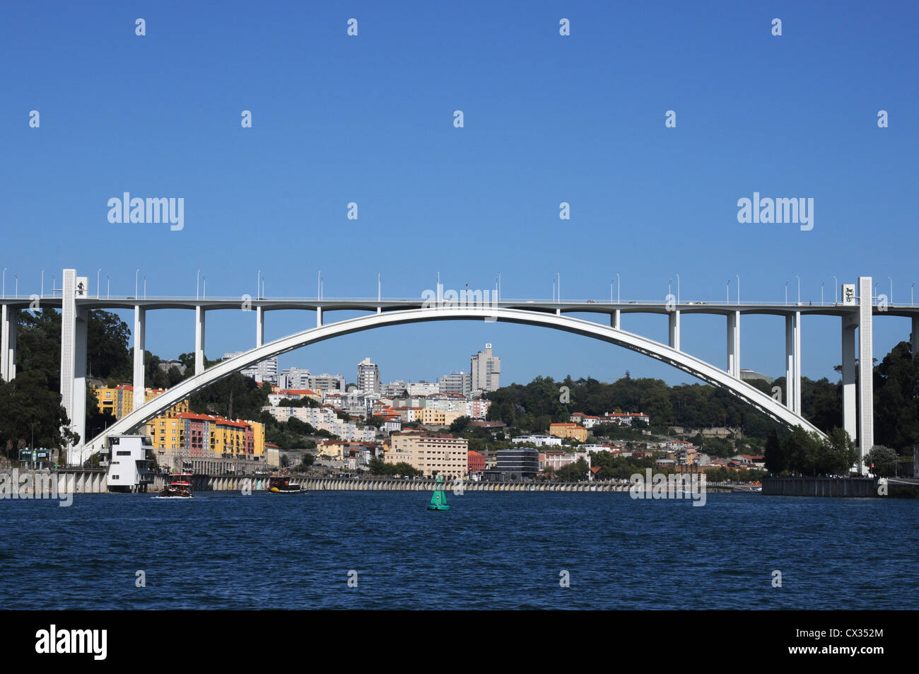 Ponte da Arrabida, einer von mehreren Brücken die überspannen den Fluss Douro, Porto, Portugal Stockfoto