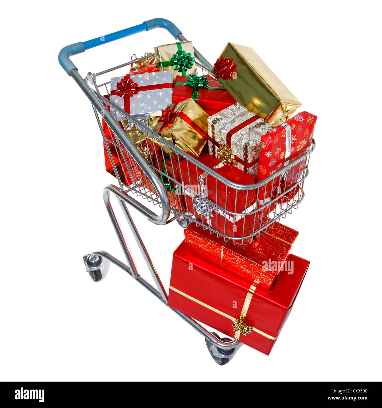 Ein Einkaufswagen voller Geschenk verpackt Weihnachtsgeschenke, isoliert auf einem weißen Hintergrund. Stockfoto