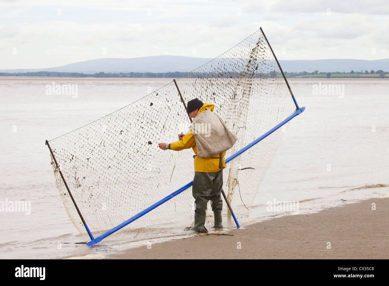 Haaf Net Fischer Angeln für Lachs & Meerforelle im Fluss Eden Kanal in der Nähe von Port Carlisle auf Solway Mündung, Cumbria Stockfoto