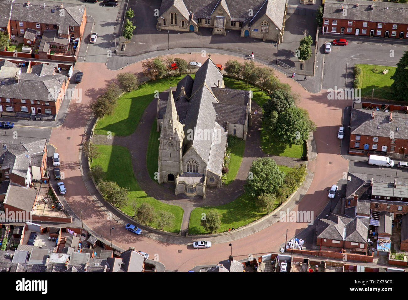 Luftaufnahme von einer Kirche in einem Kreisverkehr auf einer Wohnsiedlung in Oldham Stockfoto