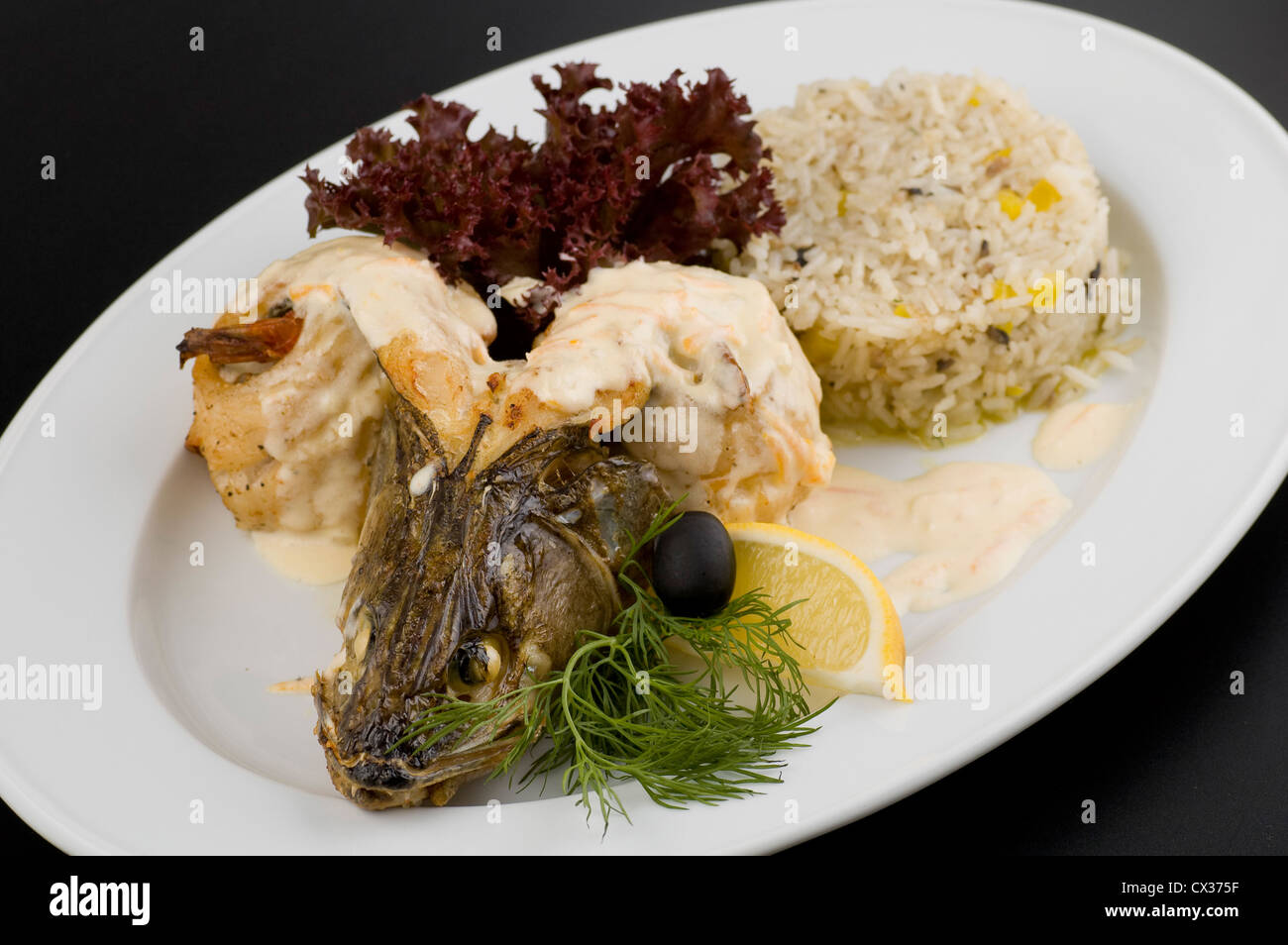 Gekochter Fisch mit Reis auf weißen Teller Stockfoto