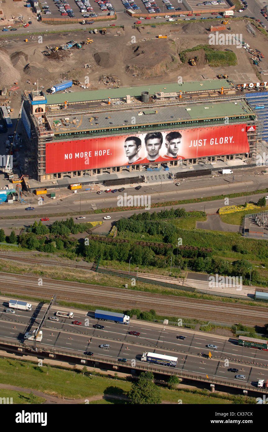 Luftbild Straße Seite Werbung neben Autobahn M6 am Fort Dunlop Birmingham England Uk 2006 Stockfoto