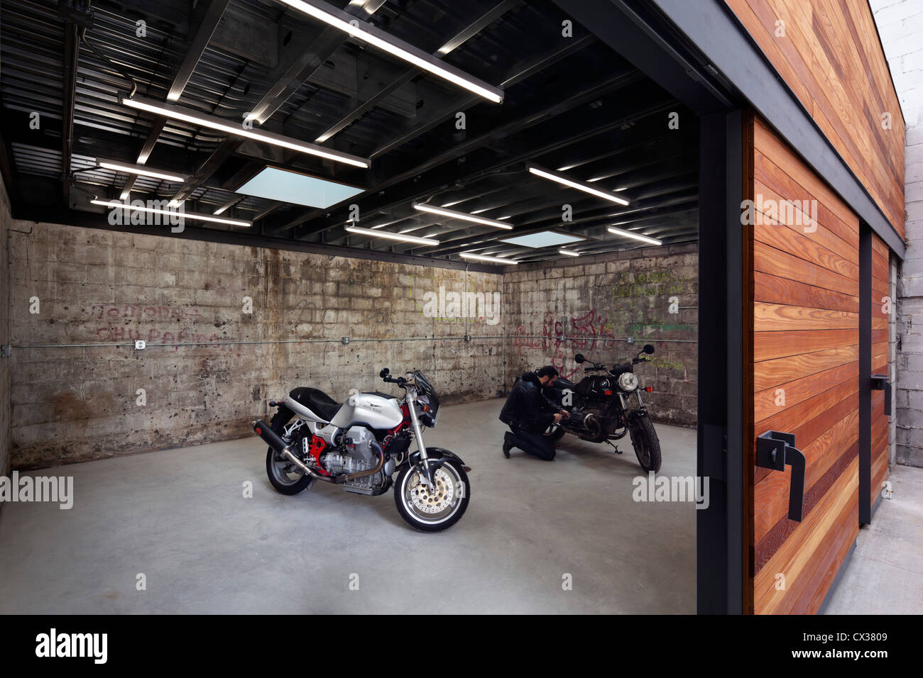 Bushwick Motorrad Garage und Garten, Brooklyn, USA. Architekt: Dameron  Architektur, 2012. Motorrad Sammler gar Stockfotografie - Alamy