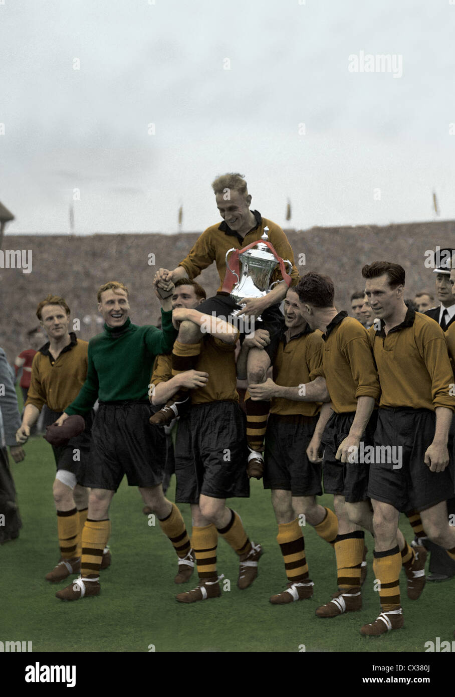 Wolverhampton Wanderers 1949 FA Cup-Sieger im Wembley-Stadion mit Kapitän Billy Wright von Bert Williams, Bill Shorthouse durchgeführt Stockfoto
