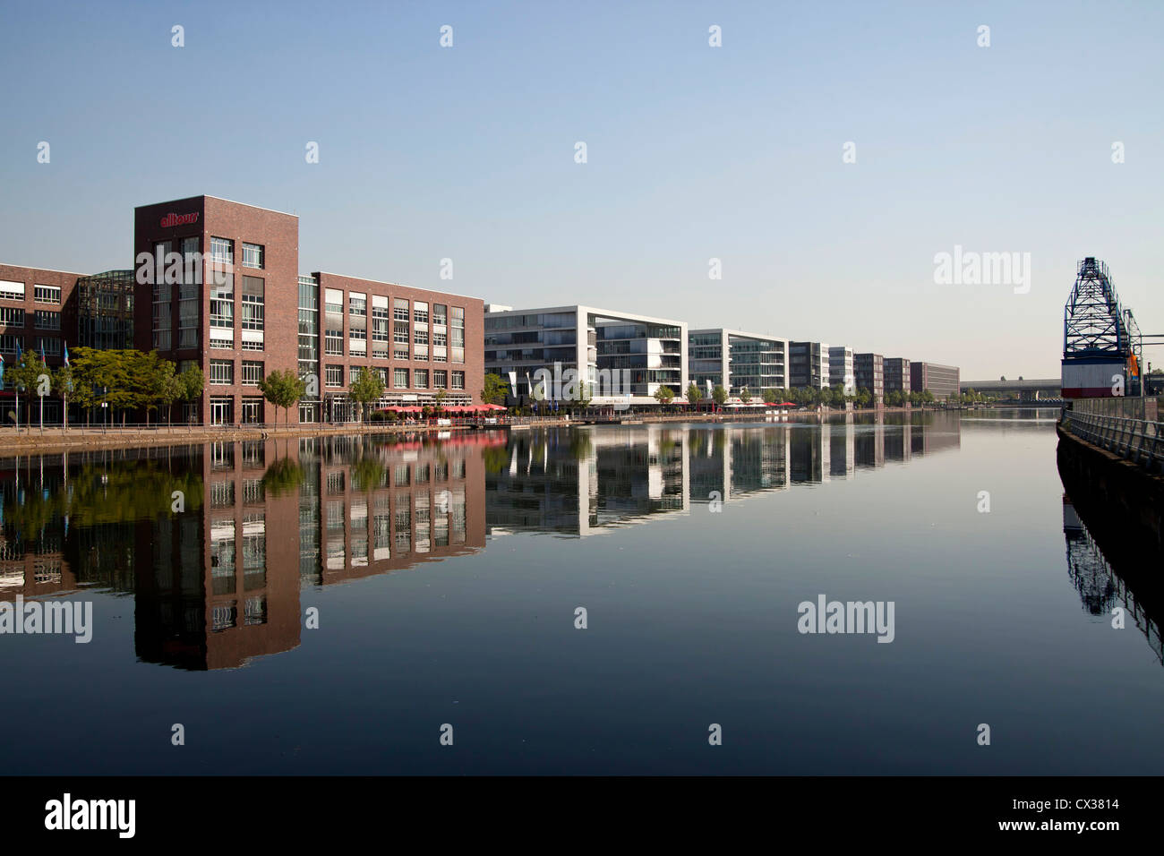 Duisburger Innenhafen mit dem Gebäude der deutschen Tour Operator Alltours, Duisburg, Nordrhein-Westfalen, Deutschland, Europa Stockfoto