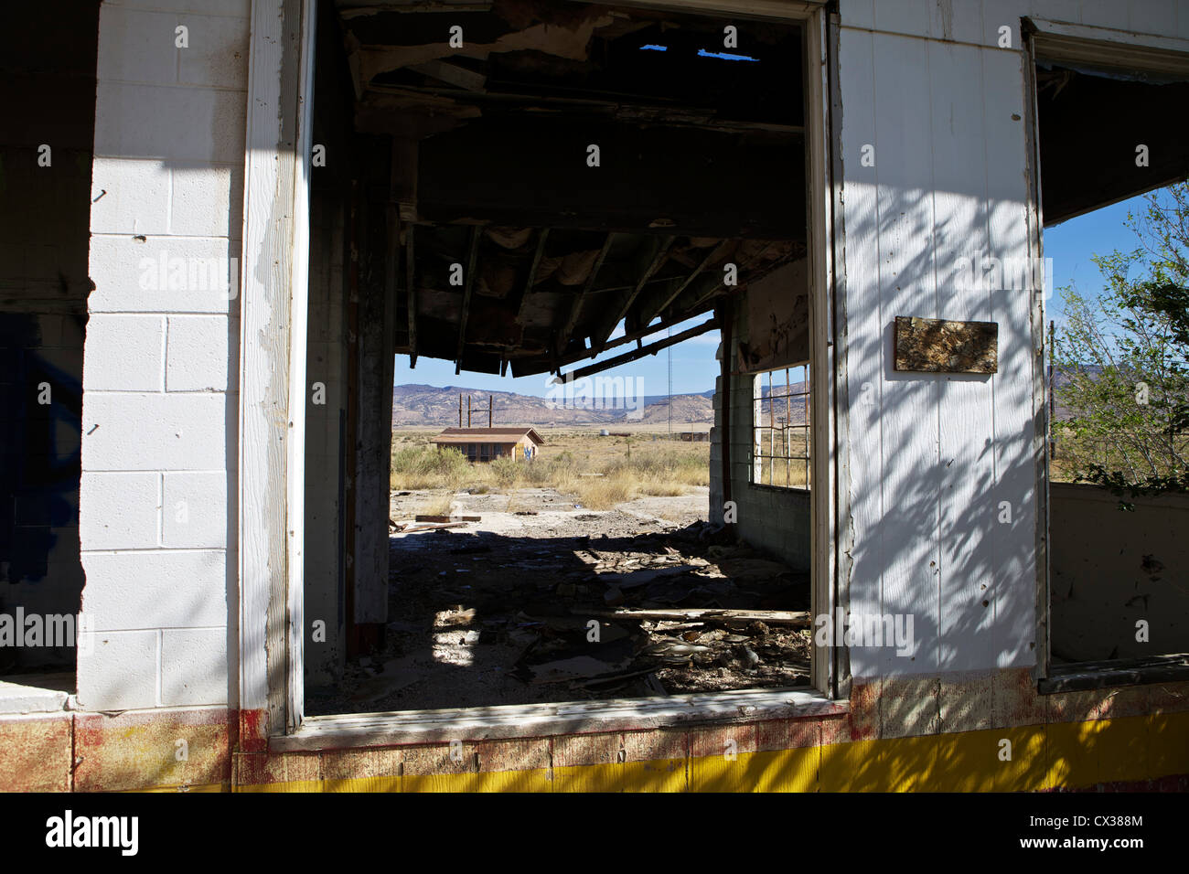 Blick durch die Fenster einer bröckelnden Whiting Brothers-Tankstelle auf der Route 66 in New Mexiko Stockfoto