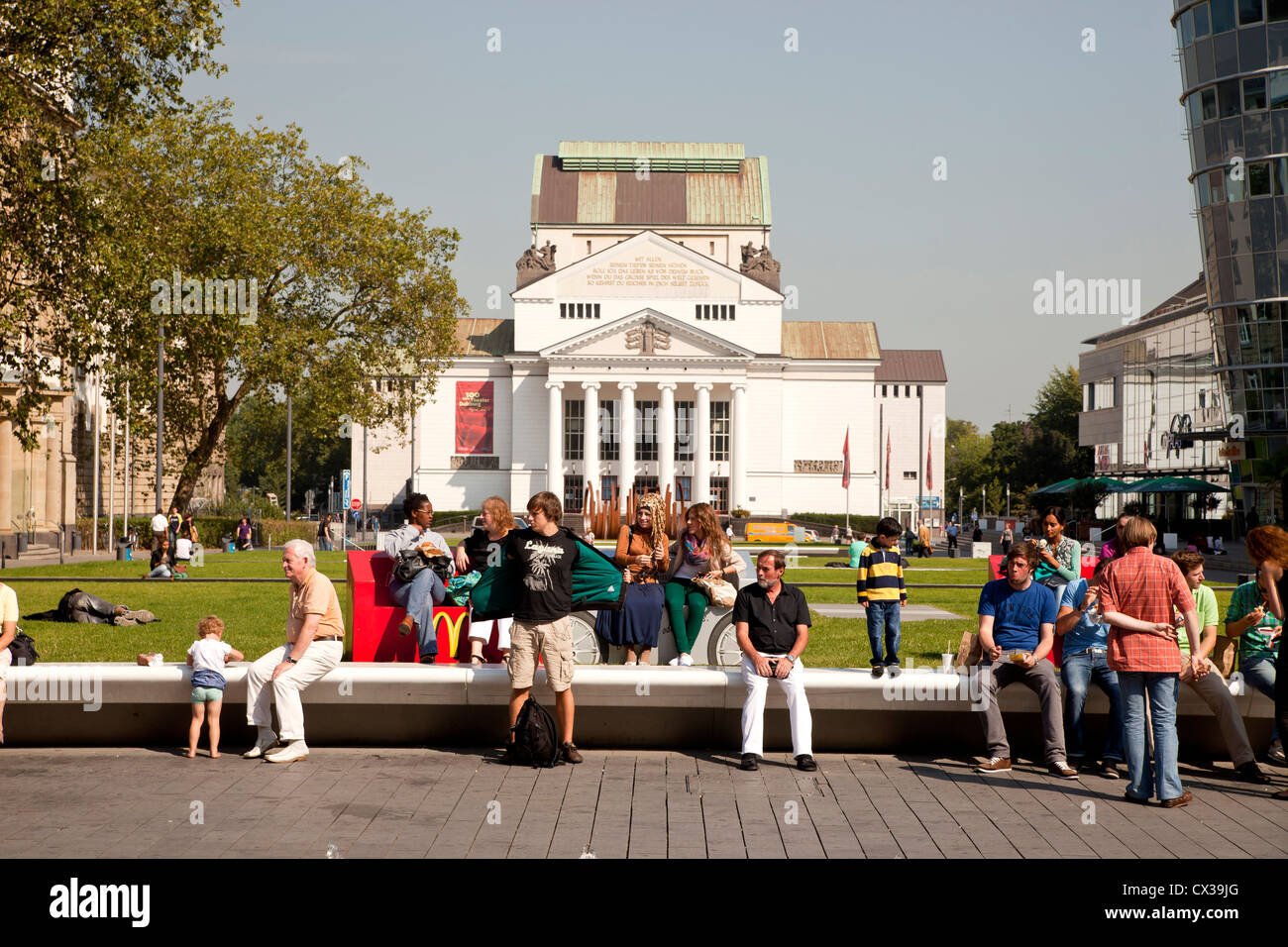 quadratisch, König-Heinrich-Platz und das Stadttheater in Duisburg, Nordrhein-Westfalen, Deutschland, Europa Stockfoto