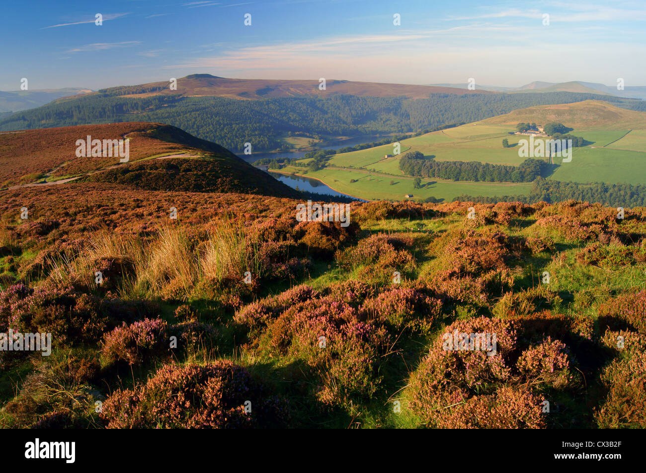 Großbritannien, Derbyshire, Peak District, Blick vom Whinstone Lee Tor, Blick auf Ladybower Reservoir, Win Hill & Crook Hill Stockfoto