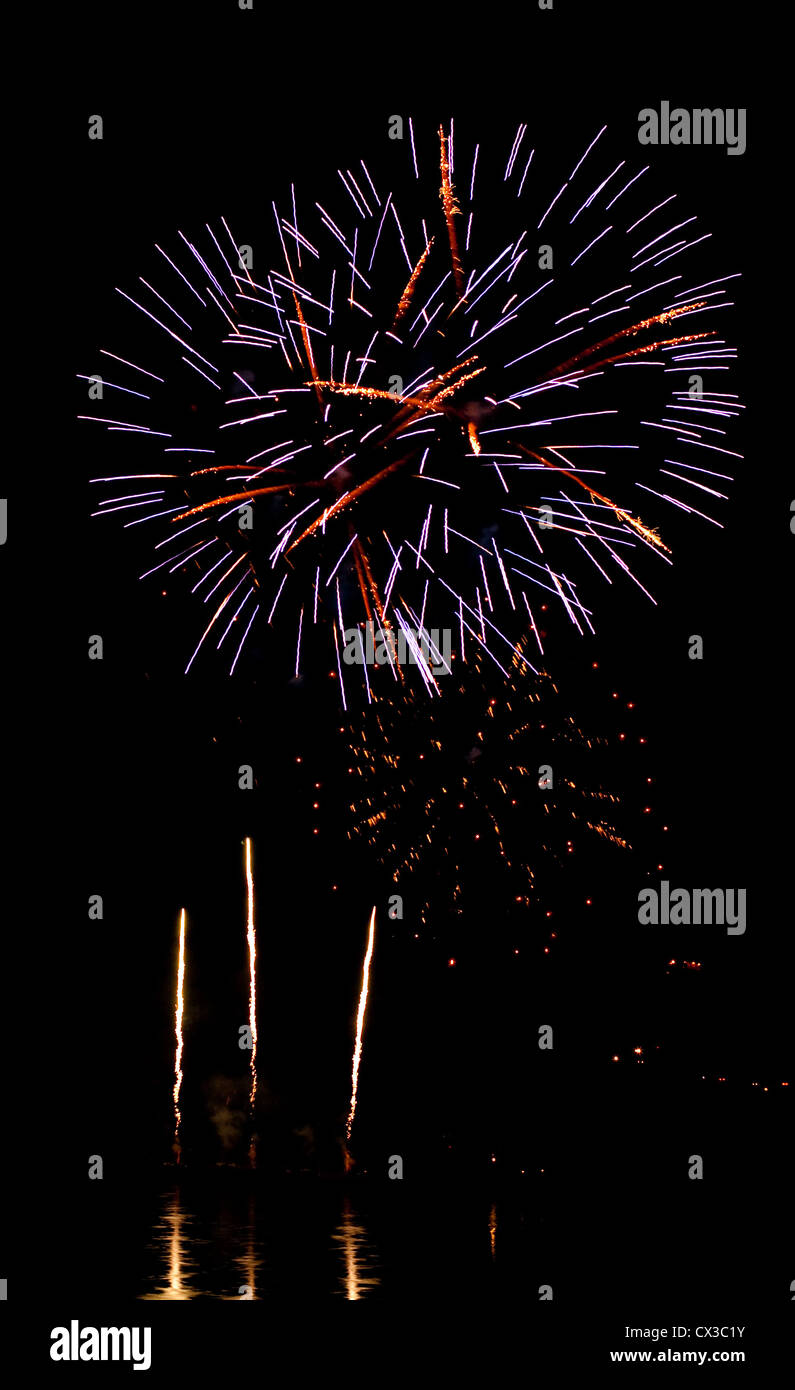 Hochwertiges Feuerwerk über Nacht Stadt mit langer Belichtungszeit gemacht Stockfoto