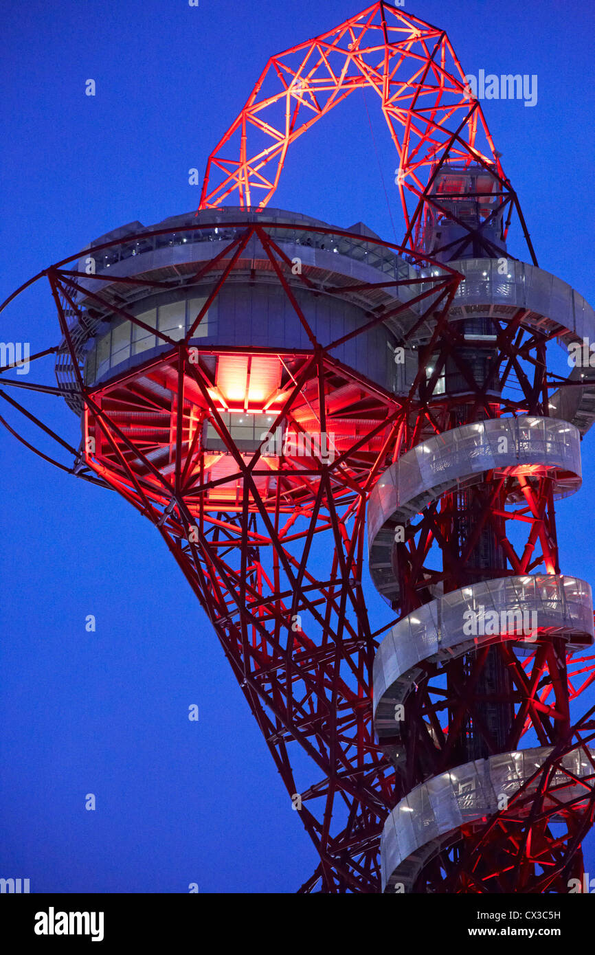Die Umlaufbahn, die Olympischen Spiele 2012 in London, London, Vereinigtes Königreich. Architekt: Anish Kapoor, 2012. Twilight-Blick von unten. Stockfoto