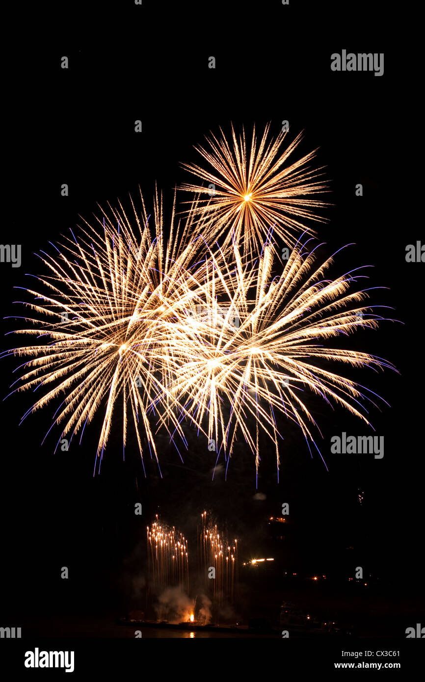 Hochwertiges Feuerwerk über Nacht Stadt mit langer Belichtungszeit gemacht Stockfoto