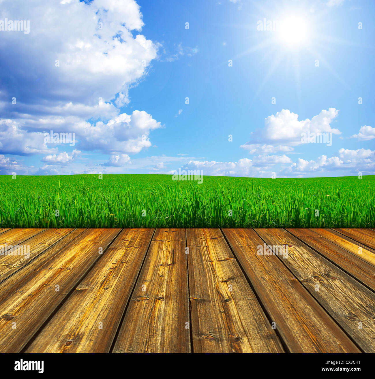 blauer Himmel und Holzboden Hintergrund Stockfoto