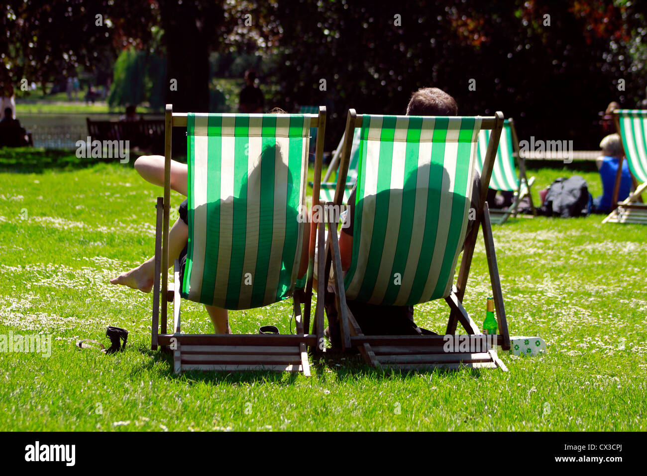 Paar erholsame an einem sonnigen Tag in St James Park, London Stockfoto