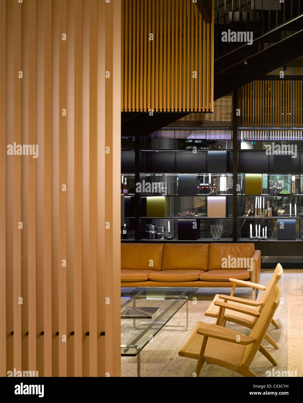 George Jenson Store, Tokio, Japan. Architekt: MPA Architekten, 2012. Innenansicht im Erdgeschoss. Stockfoto